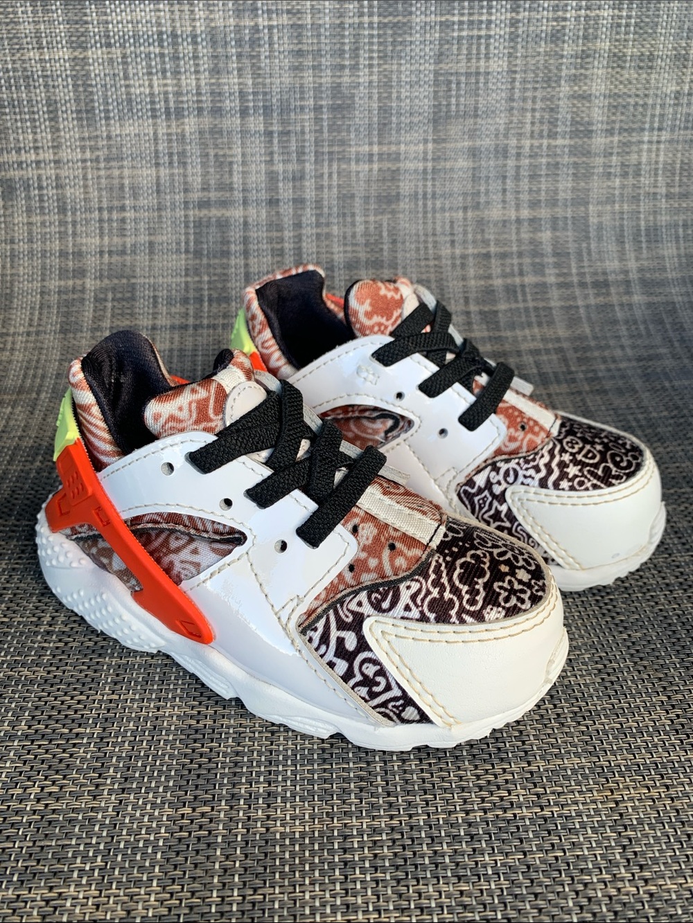 Nike Huarache Run SE "Doodle" sneakers summit white/picante red/black Toddler 7 - Picture 3 of 12
